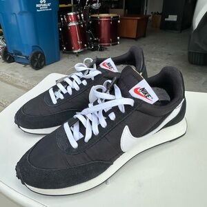 Nike Tailwind men’s size 8 Classic Black and White Shoes